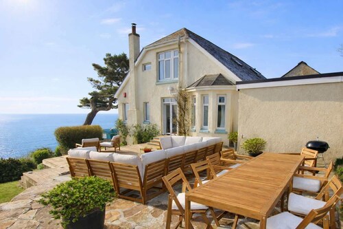 Spacious Home, Panoramic Sea Views & Large Garden