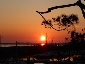 A sunset over a marina with boats and a distant shoreline. - House near centre, parking - 10 guests (La Palmyre)