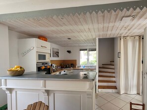 Fridge, microwave, oven, stovetop - House near centre, parking - 10 guests (La Palmyre)