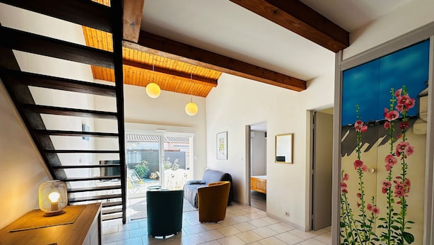 Ein modernes Interieur mit Treppe, Essbereich und Wohnraum.