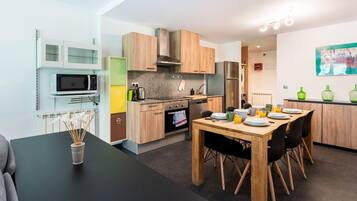 Microwave, oven, dishwasher, coffee/tea maker