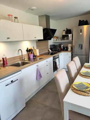 Private kitchen - Holiday Home 'Gîte Bord De Mer La Guichardière' with Shared Terrace, Private Garden and Wi-Fi (Pirou)