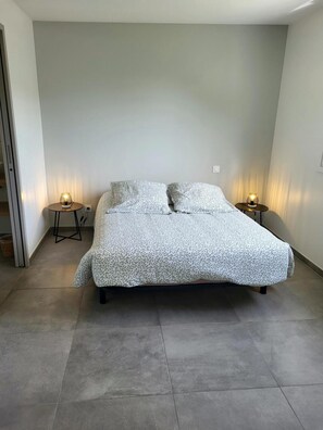 Room - Holiday Home 'Gîte Bord De Mer La Guichardière' with Shared Terrace, Private Garden and Wi-Fi (Pirou)