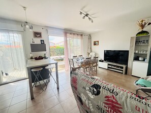 TV - Modern flat, private garden, 6 guests (Argelès-sur-Mer)