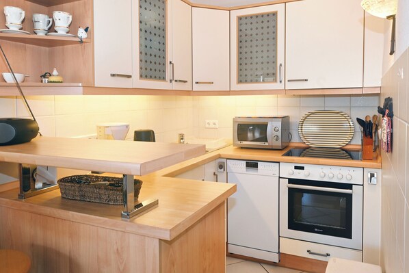 Fridge, microwave, oven, stovetop - Ostdeich Stübchen vacation apartment: Balcony & beach nearby (Büsum)