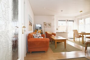 TV, DVD player, books, music library - Ostdeich Stübchen vacation apartment: Balcony & beach nearby (Büsum)