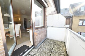 Outdoor dining - Ostdeich Stübchen vacation apartment: Balcony & beach nearby (Büsum)
