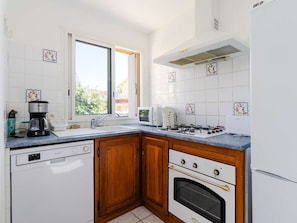 Fridge, microwave, oven, stovetop - Beachside Getaway: 3-Bedroom House, Pet-Friendly, Near St-Pierre-La-Mer Beach (Fleury-Saint-Pierre-la-Mer)
