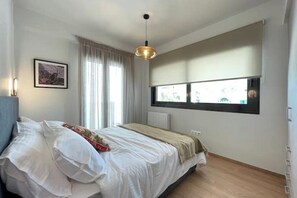 Tabla de planchar con plancha, wifi y ropa de cama 