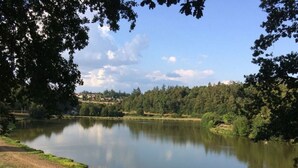A calm lake with a bench and trees in the foreground. - Spacious Mobile Home with Terrace - 6 Pers. (Rochechouart)