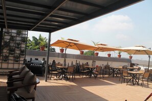 Outdoor dining - Grabbo Luxury Apartment (Abuja)