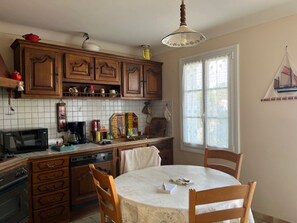 Fridge, microwave, oven, stovetop - Charming house, pets allowed - 4 guests (La Guérinière)