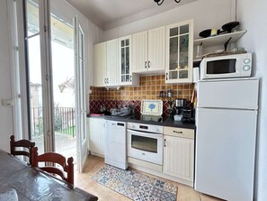 Fridge, microwave, oven, stovetop - Mediterranean villa, pool and sea view (Sainte-Maxime)