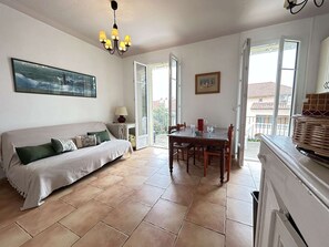TV - Mediterranean villa, pool and sea view (Sainte-Maxime)