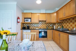 Private kitchen - Large Townhouse with Parking by Shortstays (Galway)