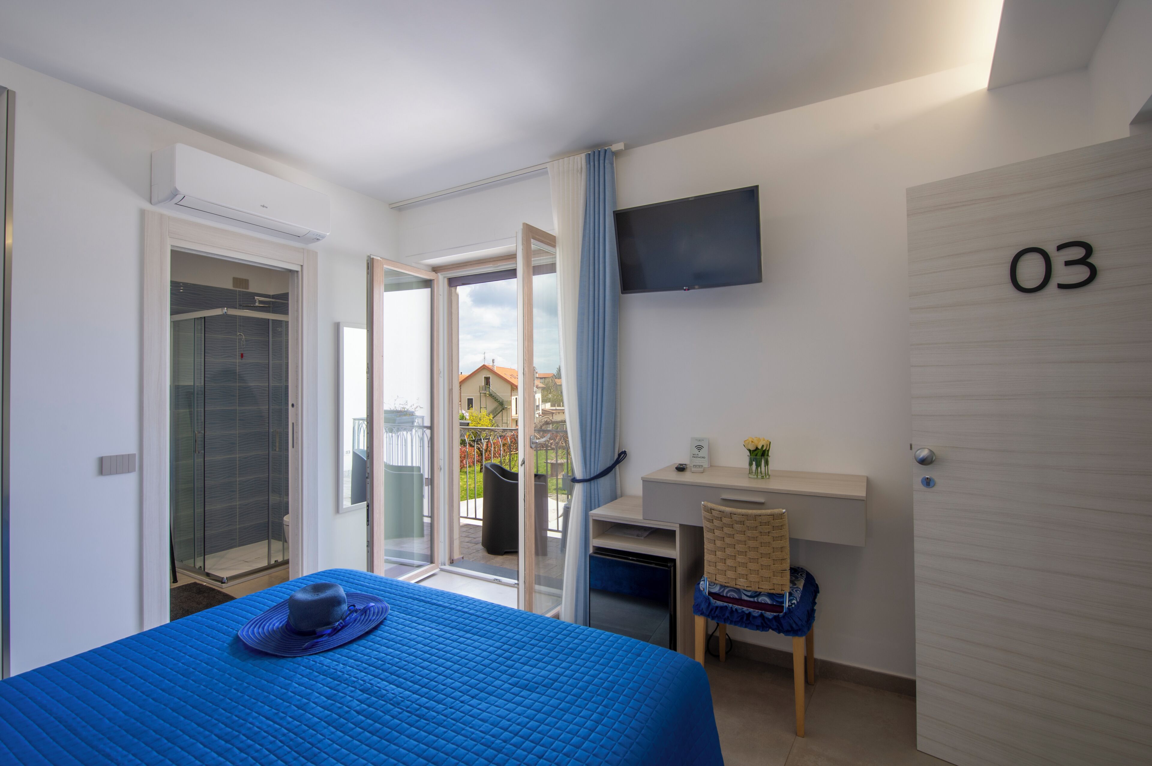 Chambre Double Confort, vue cour intérieure | Minibar, coffres-forts dans les chambres, bureau
