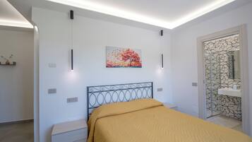 Doppia Comfort, 1 letto king, vista cortile | Minibar, una cassaforte in camera, una scrivania, postazione laptop
