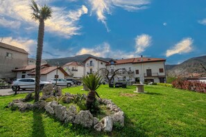 A residential area with houses, a palm tree, and a clear sky. - Villavità rooms&more (Pianillo)