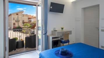 Habitación doble Confort, vista al patio | Minibar, caja de seguridad en la habitación y escritorio