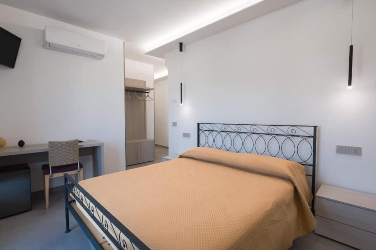 Phòng đôi tiện nghi đơn giản, quang cảnh sân vườn