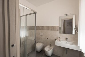 Comfort Double Room, Garden View | Bathroom | Shower, free toiletries, hair dryer, towels - Villavità rooms&more (Pianillo)