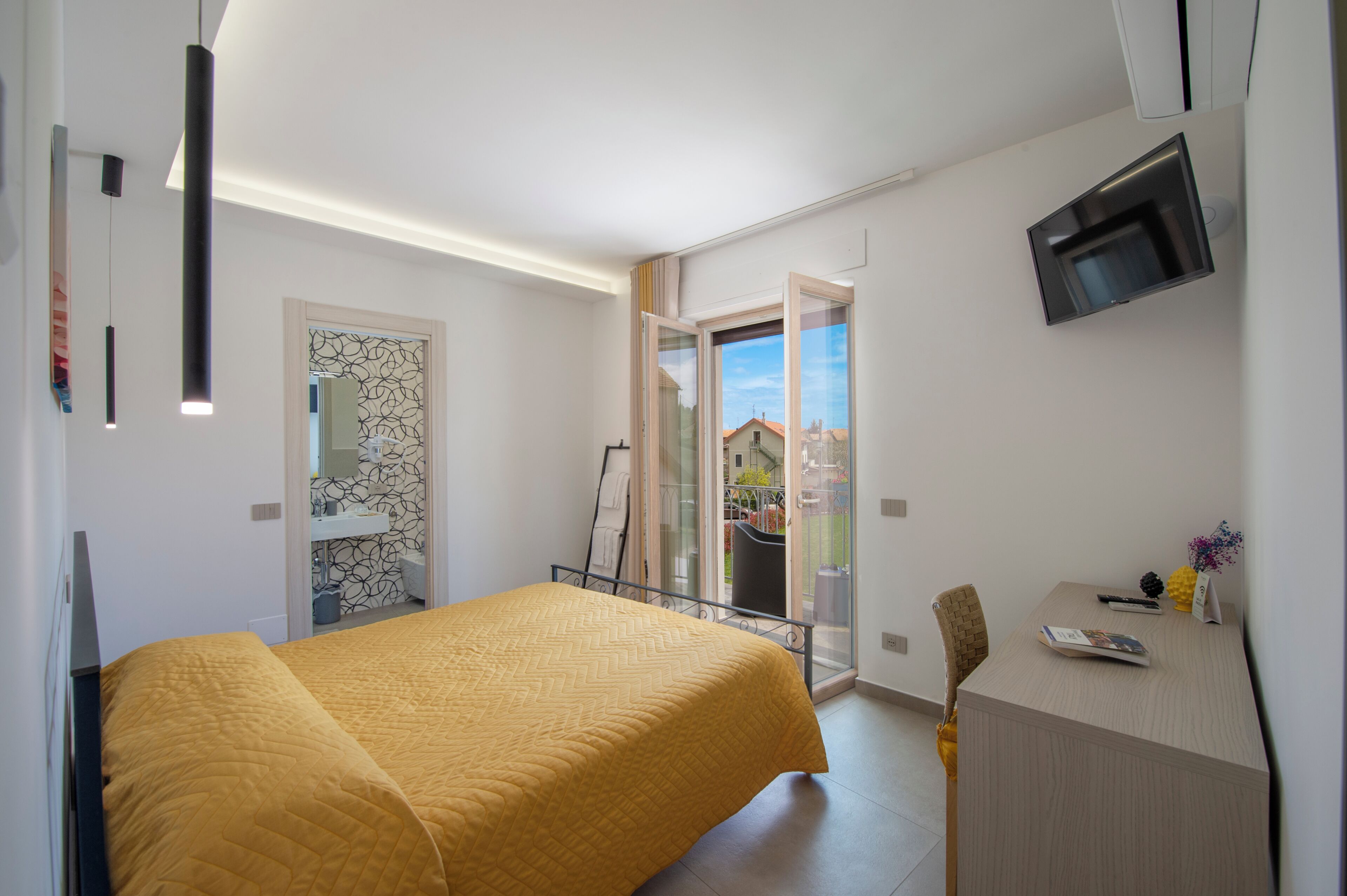 Chambre Double Confort, 1 très grand lit, vue cour intérieure