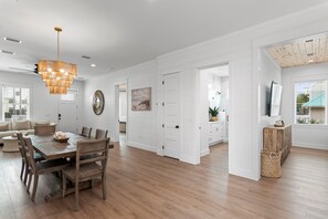 Dining - Brand New Home, Crystal Beach Destin, Private Pool, 2 Min to Beach & Dining! (Destin)