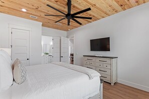 Tabla de planchar con plancha, wifi gratis y ropa de cama 