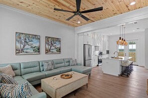 Smart TV - Brand New Home, Crystal Beach Destin, Private Pool, 2 Min to Beach & Dining! (Destin)