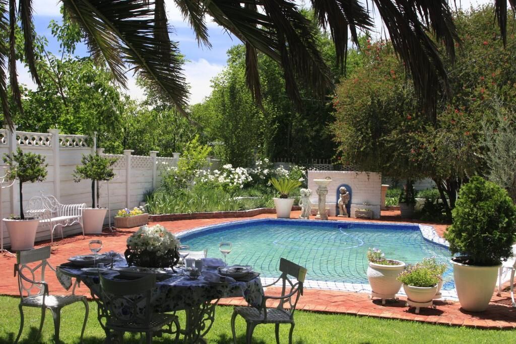 สระว่ายน้ำกลางแจ้ง