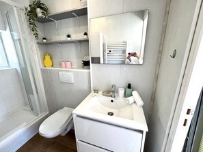 Shower, hair dryer, towels - VIEUX NICE VISTA AP4503 by Riviera Holiday Homes (Niza)