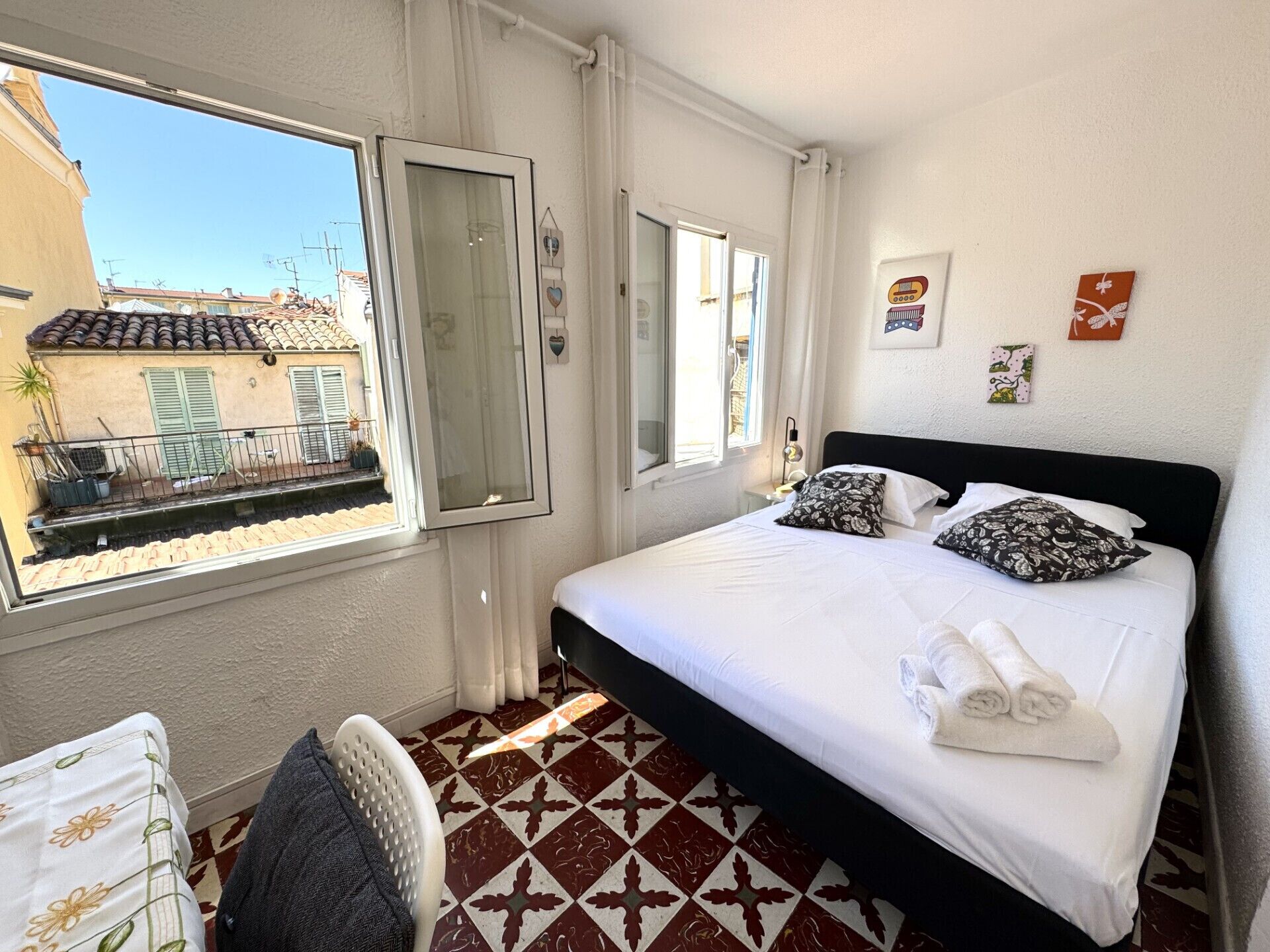 Iron/ironing board, free WiFi, bed sheets