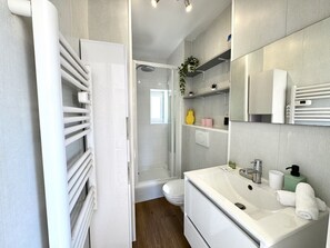 Shower, hair dryer, towels - VIEUX NICE VISTA AP4503 by Riviera Holiday Homes (Niza)