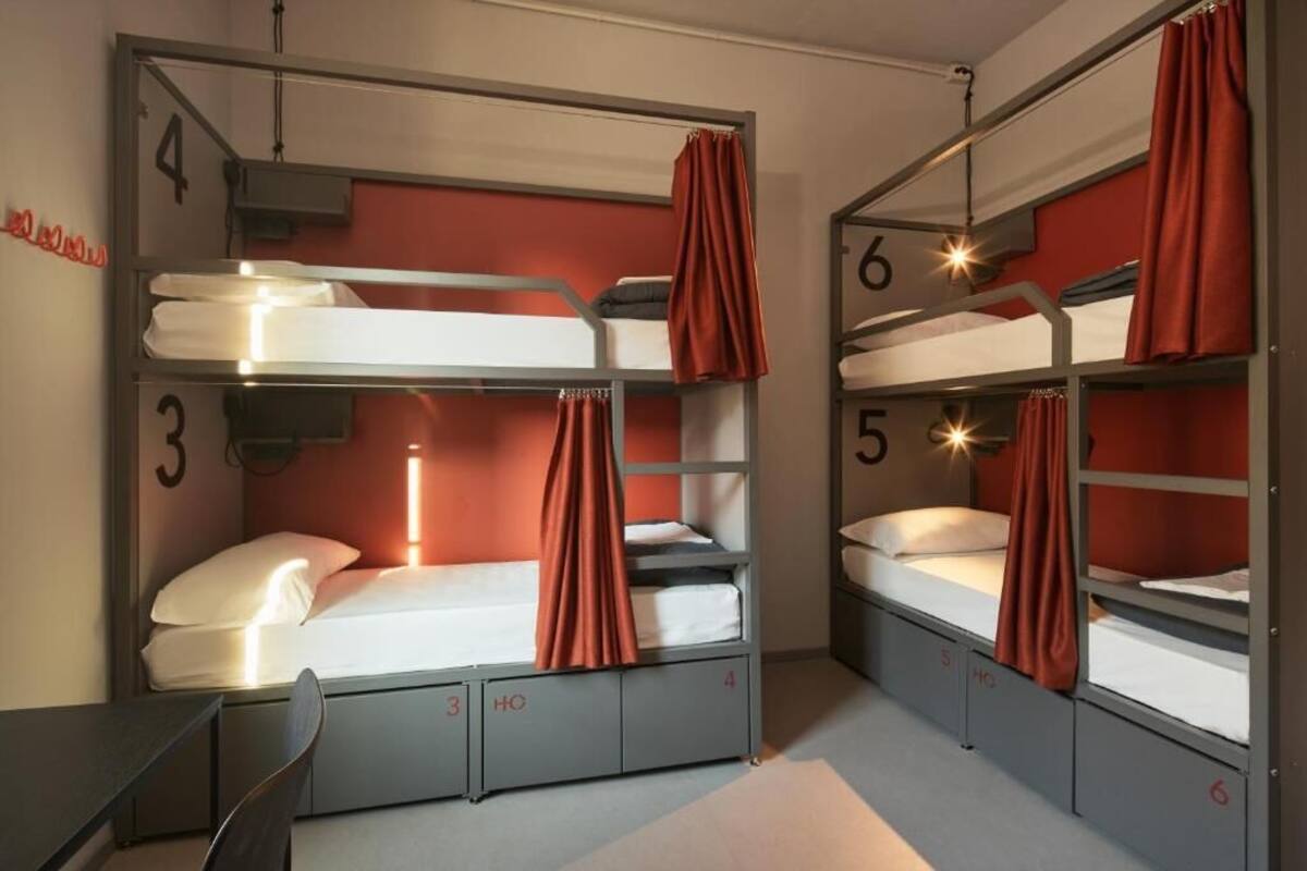 Dortoir partagé de base, femmes uniquement, salle de bains commune