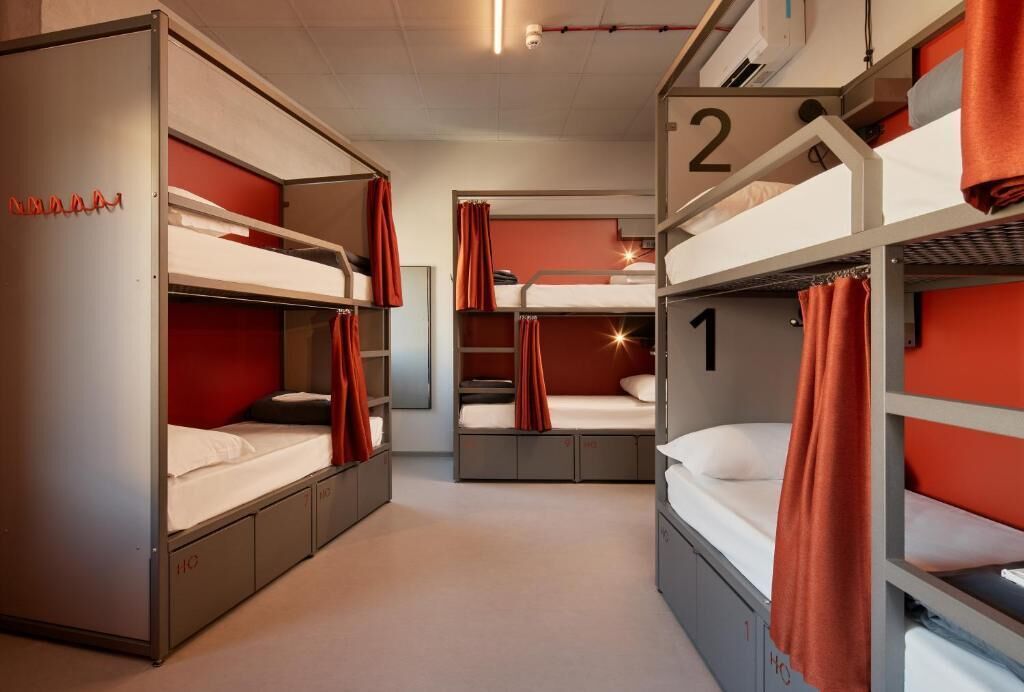 Eenvoudige kamer, gedeelde badkamer