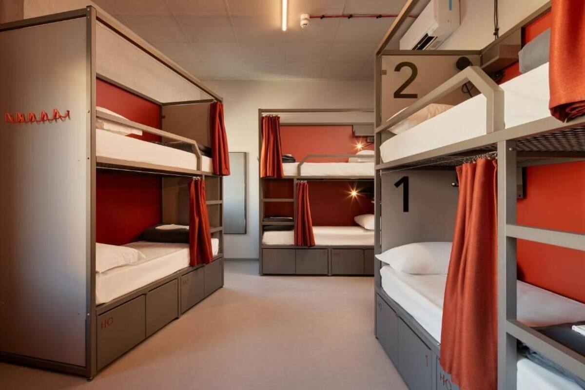 Chambre de base, salle de bains commune