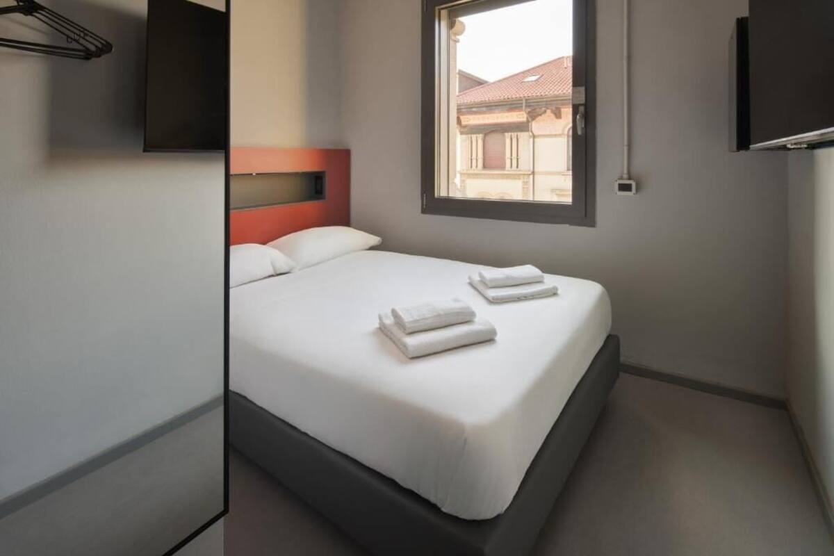 Chambre économique double, 1 grand lit jumeau, salle de bain privée