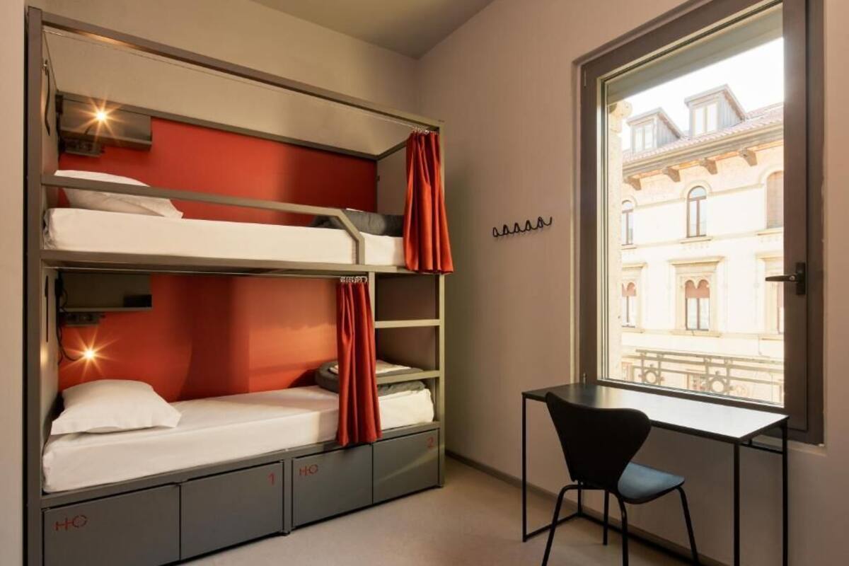 Chambre de base, salle de bains commune