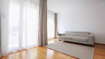 Studio, ban công, quang cảnh biển | Khu phòng khách