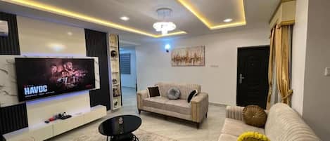 Departamento familiar, balcón, vista a la ciudad | Área de sala de estar