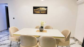 Familielejlighed - balkon - byudsigt | Spiseområde