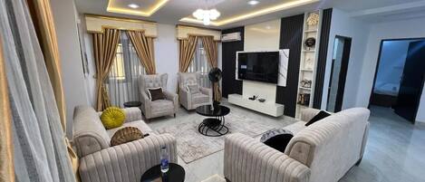 Appartement familial, balcon, vue sur la ville | Aire de séjour