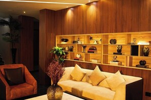 Apartamento família, sacada, vista para a cidade | Parte interna