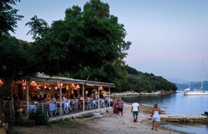 Outdoor dining - Light, Airy Villa with Wonderful Sea Views close to Agios Stephanos (Kassiopi)