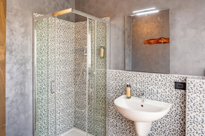Doccia, asciugacapelli, bidet, asciugamani