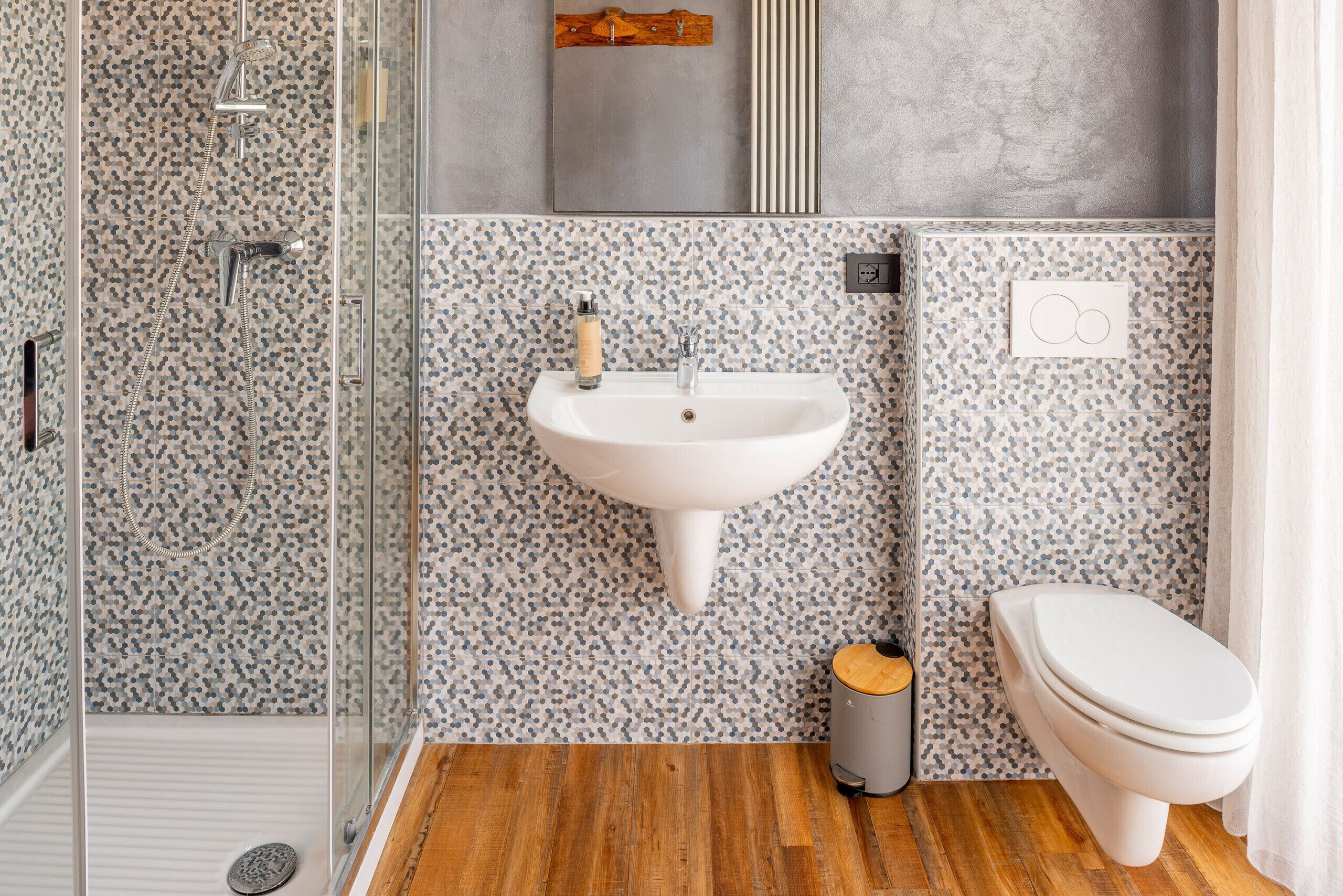 Shower, hair dryer, bidet, towels