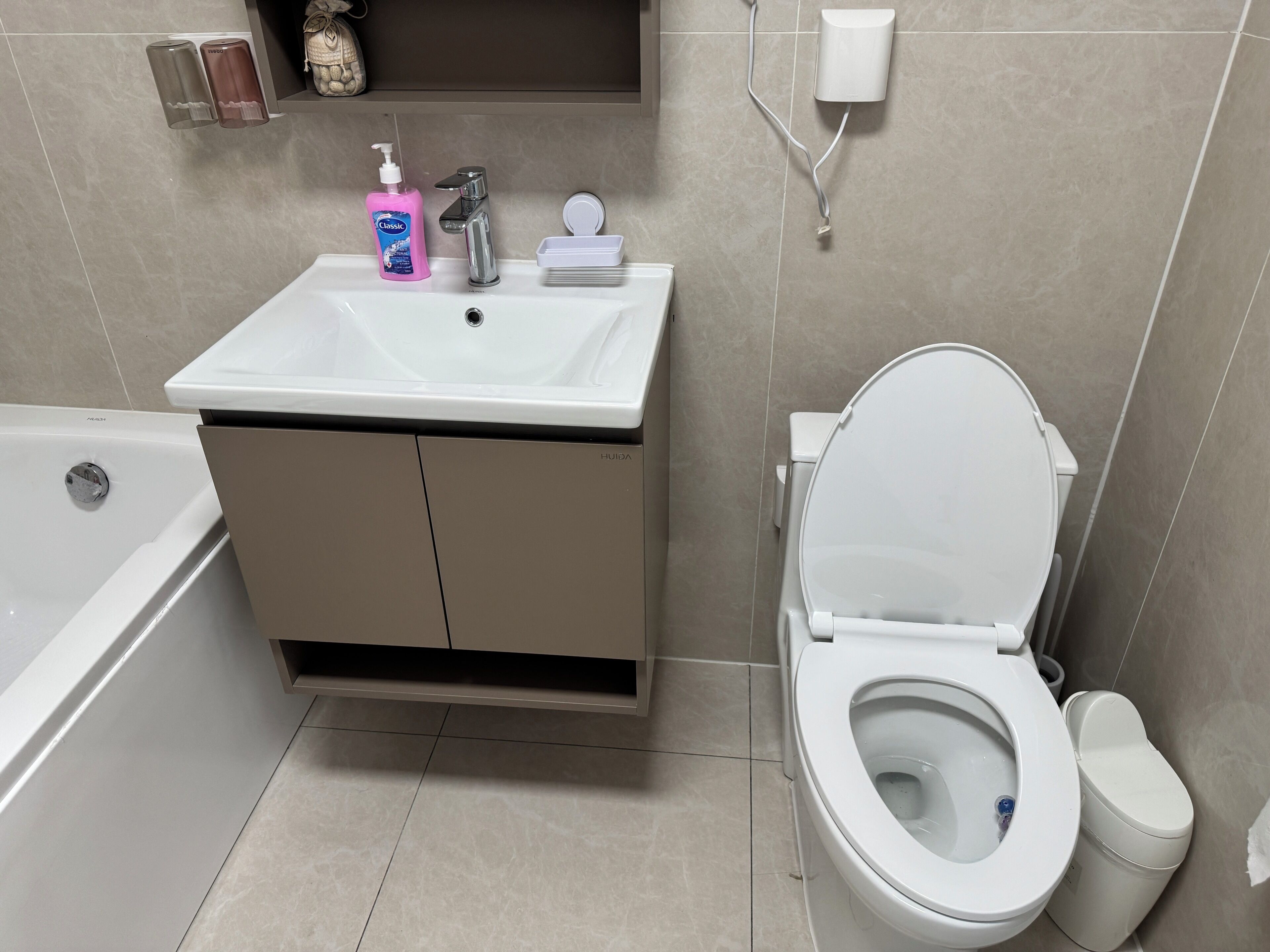 Secador de pelo, jabón y papel higiénico
