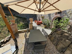 Outdoor dining - The Mulino apartment, at the Mulino Torrigiani (Capannori)