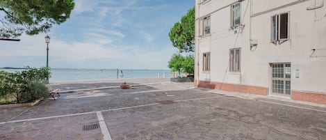 المنطقة المحيطة بالمنشأة