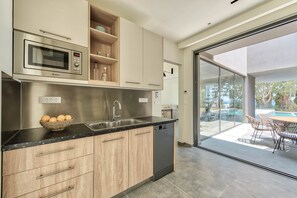 Fridge, microwave, oven, stovetop - Luxury Villa Mon DIOM II, seafront (Zakinthos)